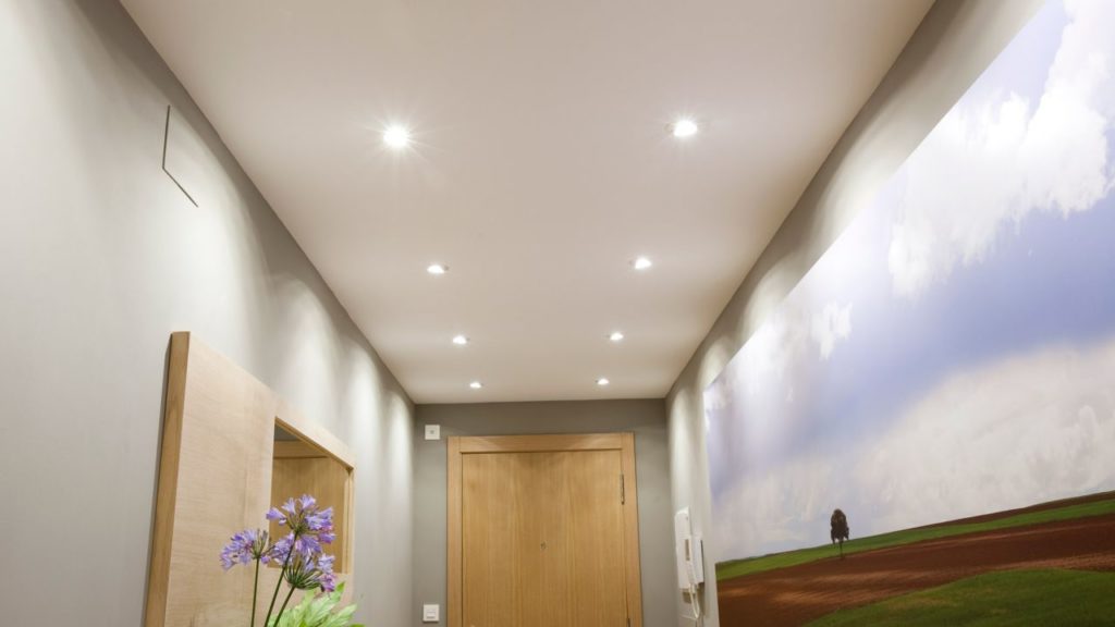 Moderniza tu techo con cielo raso y luces led